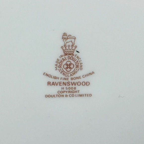 Royal Doulton Ravenswood Covered Serving Bowl England Bone China - Picture 6 of 6